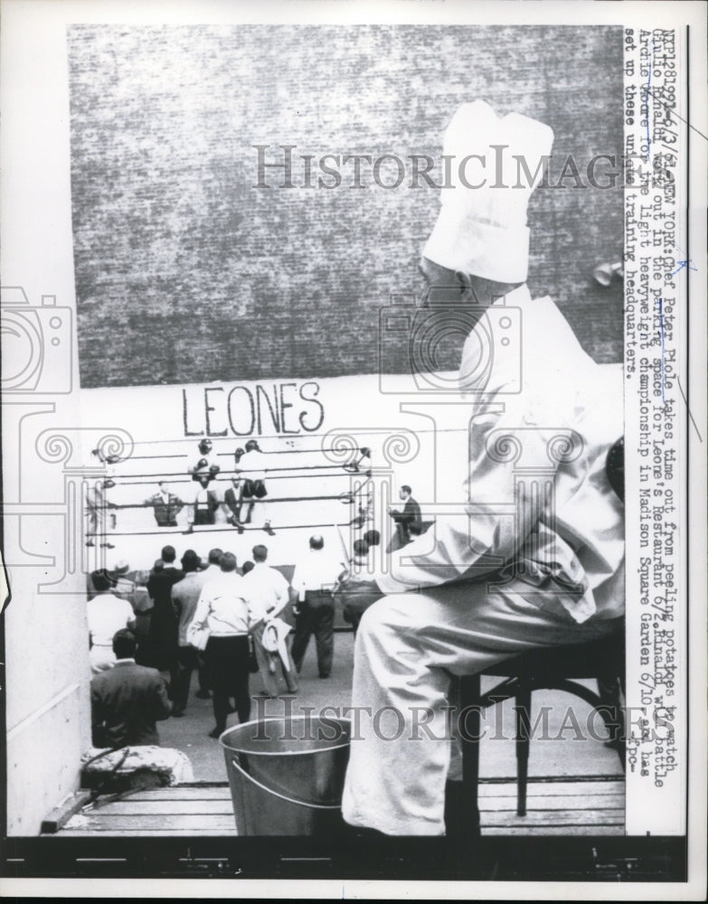 1961 Press Photo Chef Peter Piole watches Giulio Rinaldi train for A Moore bout- Historic Images