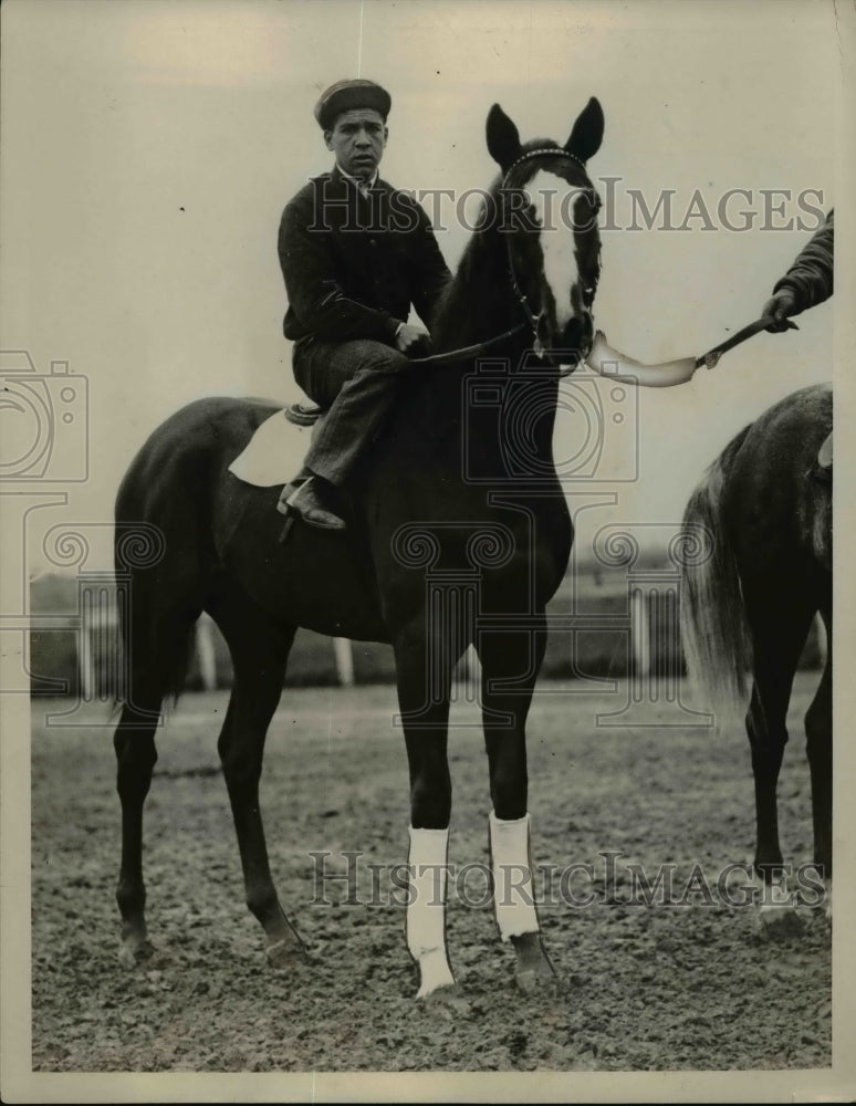 1932 Press Photo Jockey aboard racehorse Cee Tee ready for a race - net19348 - Historic Images