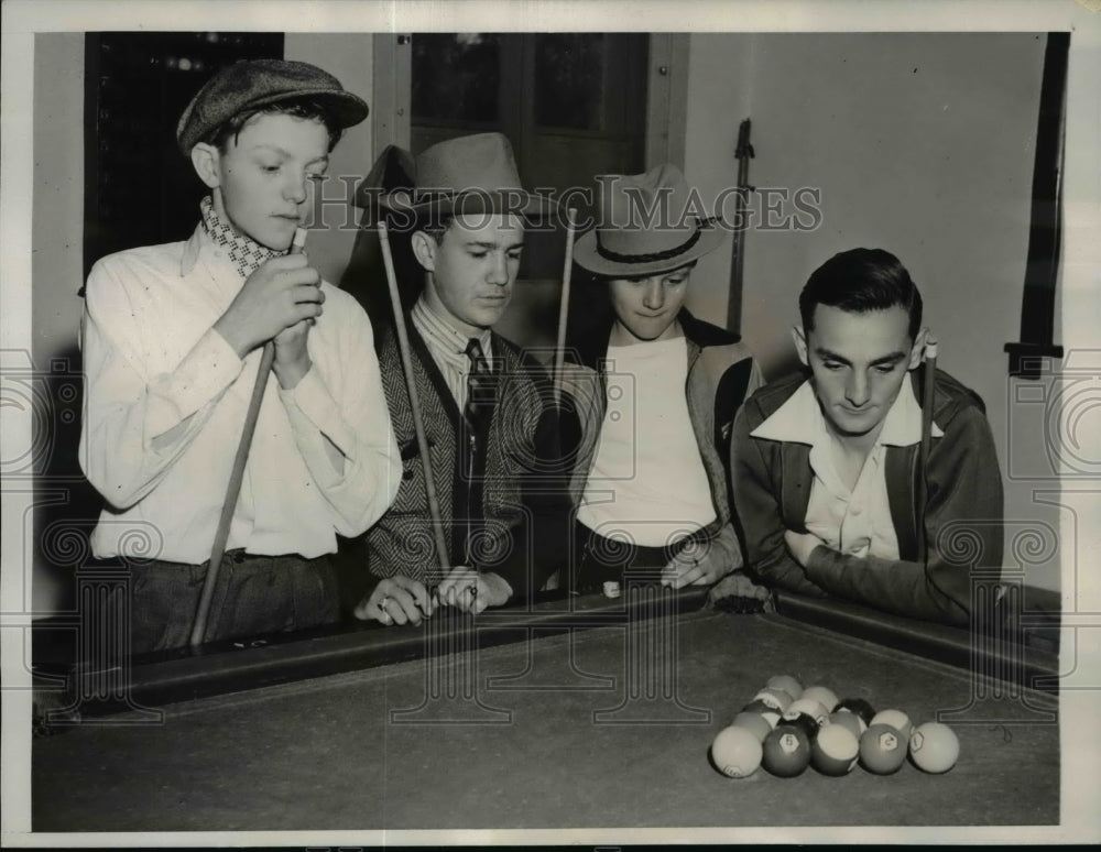 1940 Press Photo Jockey Roy Jack Flinchum &amp; others at Hialeah track quarters- Historic Images