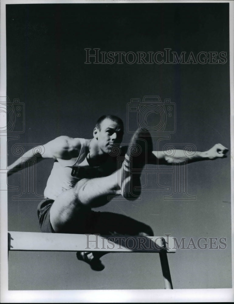 1962 Press Photo Jerry tiger Tarr in a hurdle eventa ta a track meet - net20146 - Historic Images