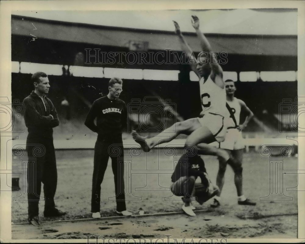 1934 Press Photo Hank Godshall of Cornell practices broad jumo at London meet - Historic Images