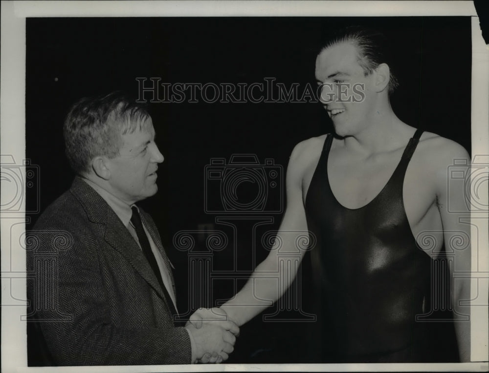 1941 Press Photo Yale swim coach RJ Kiphuth &amp; Howard Johnson at swim meet - Historic Images