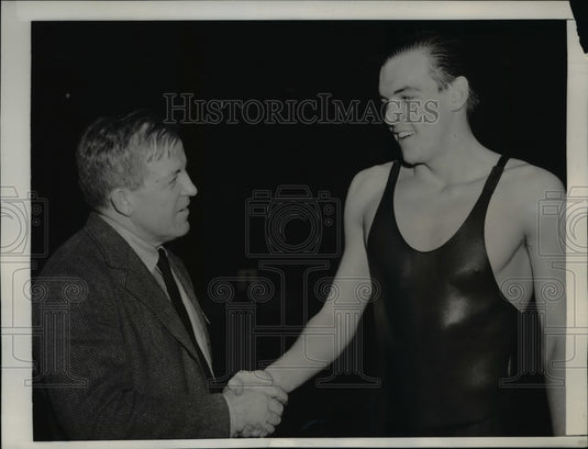 1941 Press Photo Yale swim coach RJ Kiphuth & Howard Johnson at swim meet - Historic Images