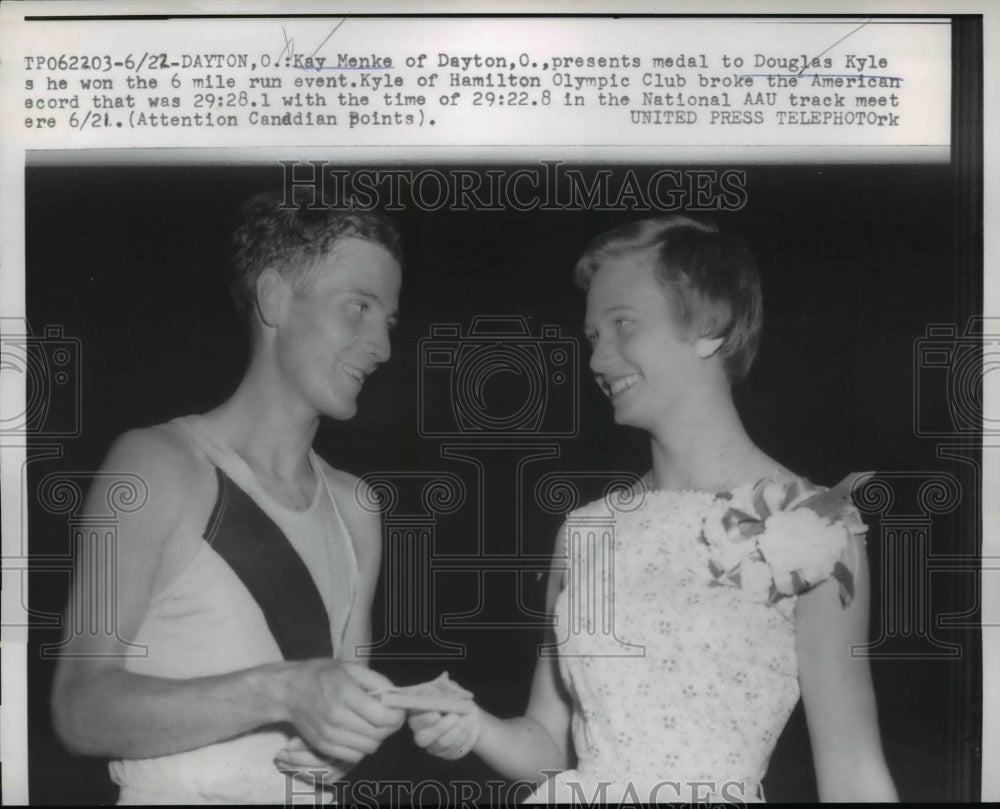 1957 Press Photo Kay Menke presents medal to Douglas Kyle for 6 mile run in Ohio - Historic Images