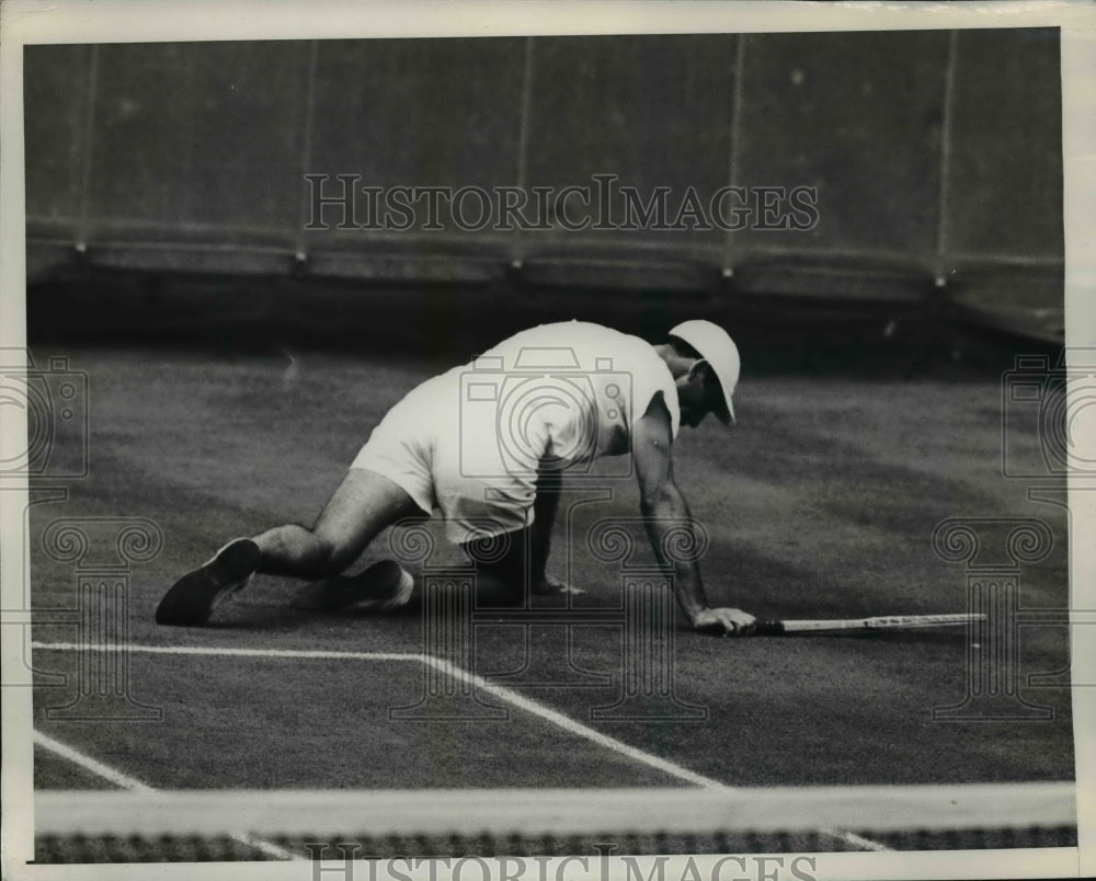 1945 Press Photo Alex Russell at tennis vs Bill Talbert - net21148 - Historic Images
