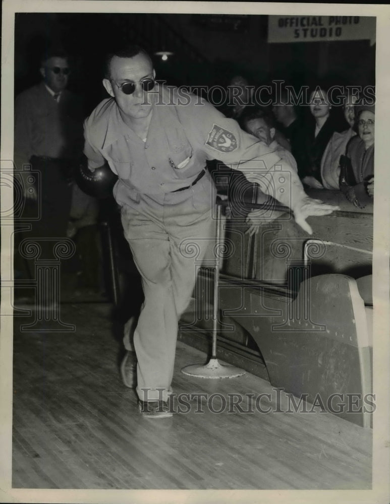 1947 Press Photo Blind bowler Bob Anderson at an alley in Los Angeles CA - Historic Images