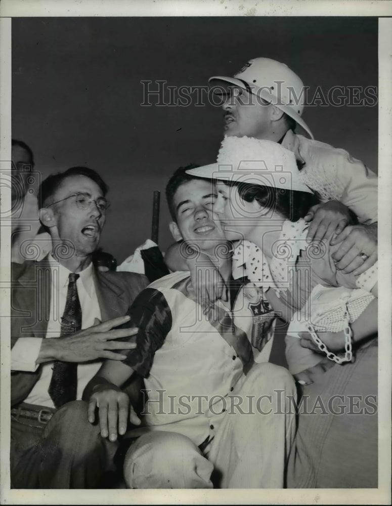 1941 Press Photo Claude Smith jockey with mom &amp; dad at a track - net21563 - Historic Images