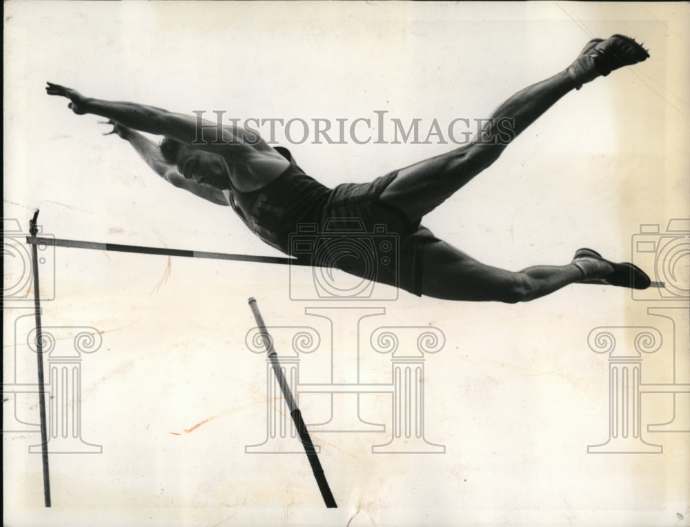 1941 Press Photo Doyle Rhoades clears bar while pole vaulting in Penn Relays - Historic Images