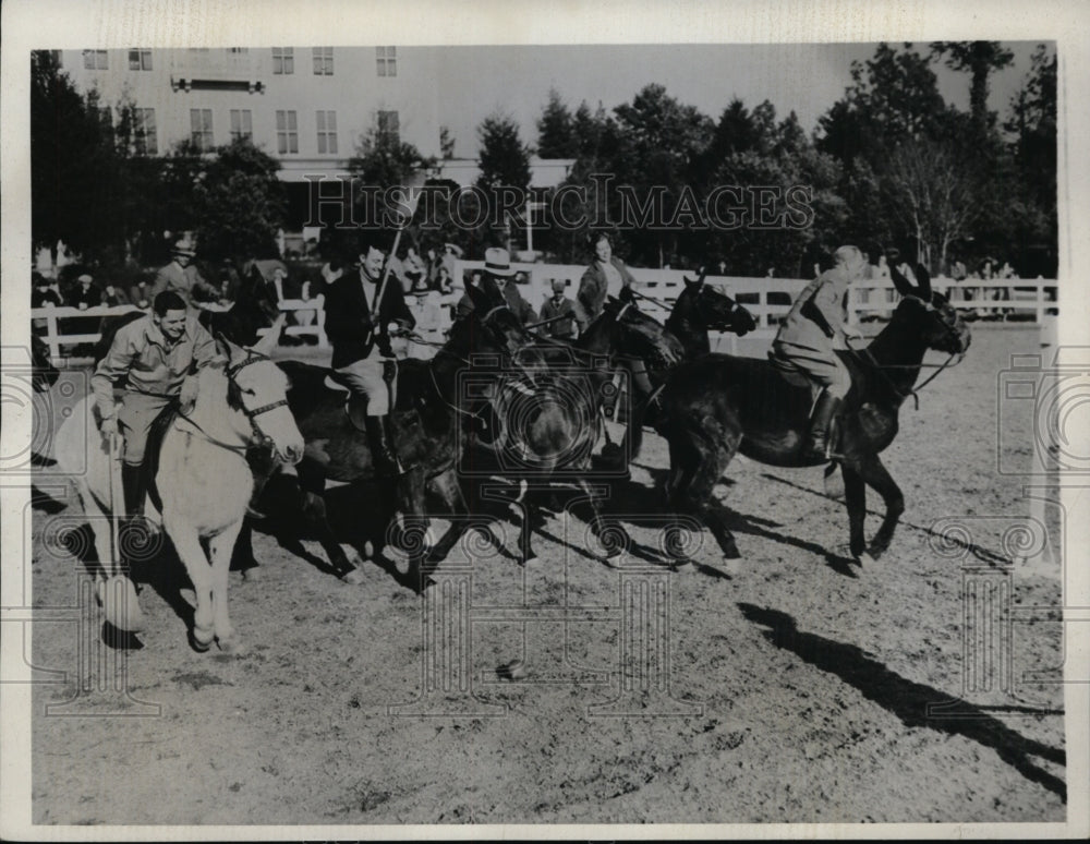 1934 Press Photo Vacationers at Pinehurst, NC play a burlesque polo match - Historic Images