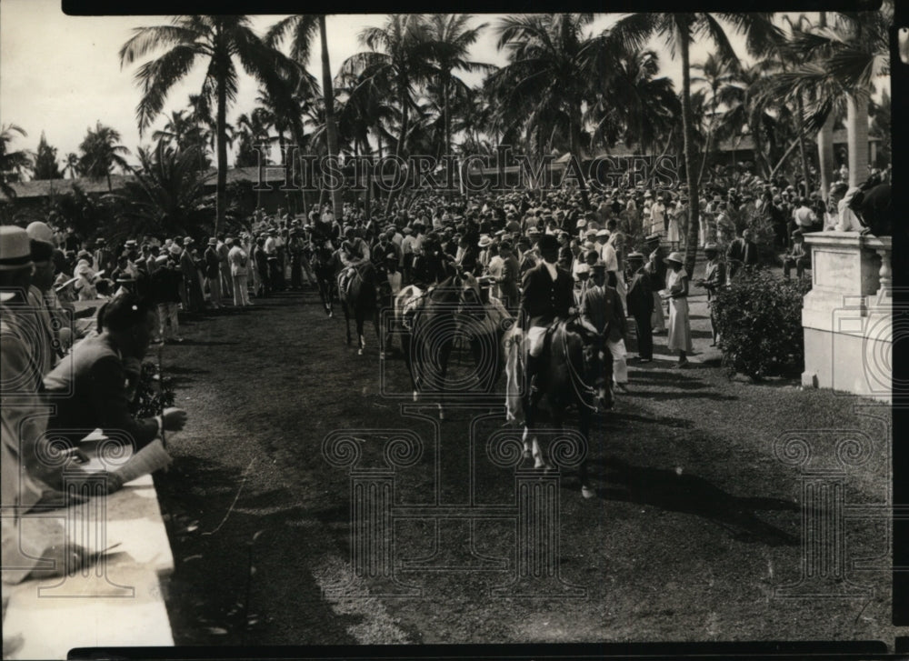 1936 Press Photo Race fans at Florida&#39;s Hialeah Park track horses leave paddock - Historic Images