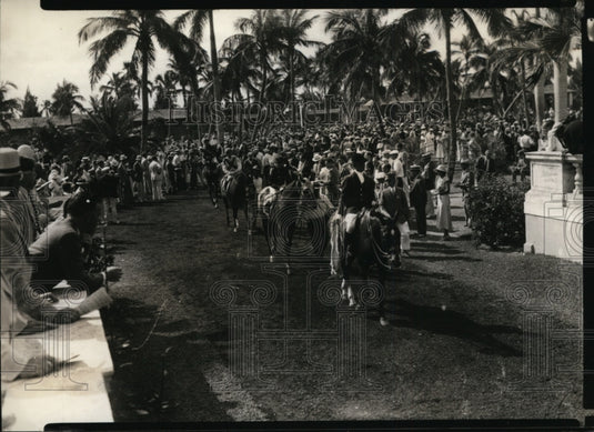 1936 Press Photo Race fans at Florida's Hialeah Park track horses leave paddock - Historic Images