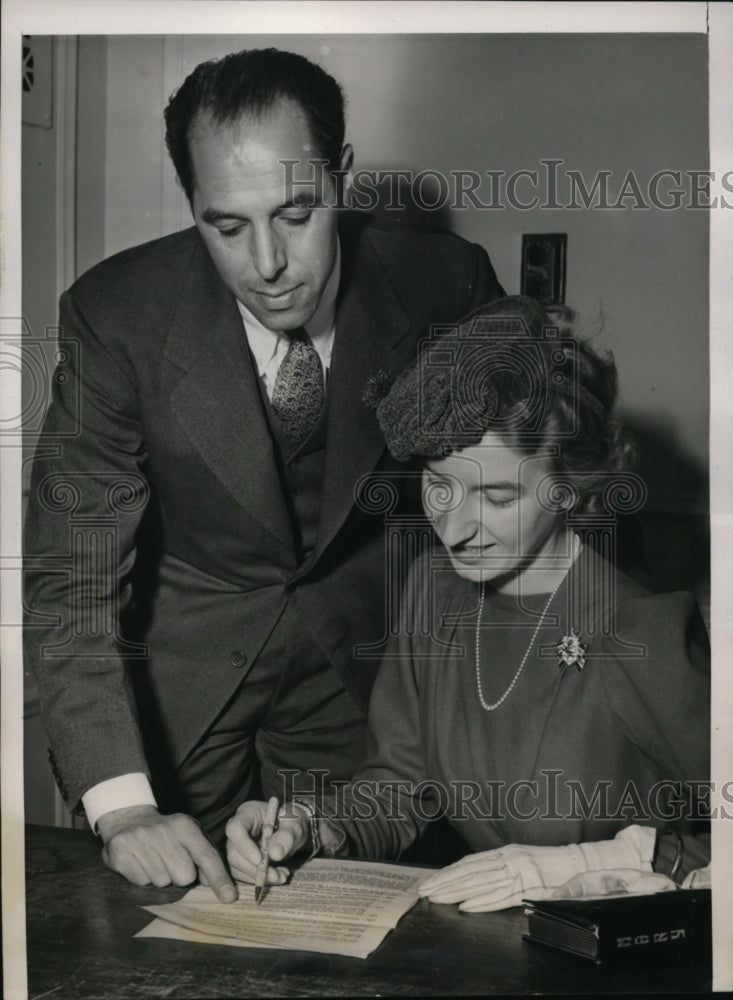 1940 Tennis player Mary Hardwick contracts with promoter Jack Harris - Historic Images