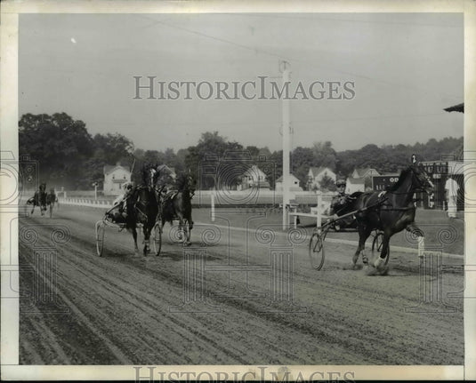 1942 Press Photo Goshen NY races E Havens with Follow Me, H Short & Mona Hanover - Historic Images