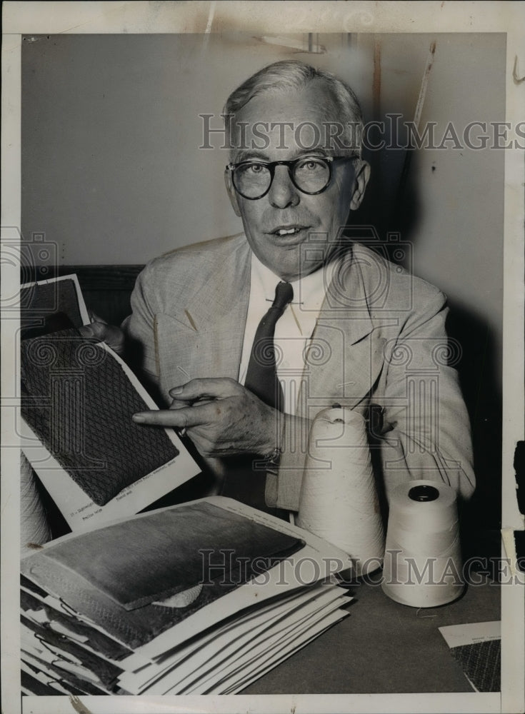 1939 Press Photo David H Young US Bureau of Home Economics with fabric - Historic Images