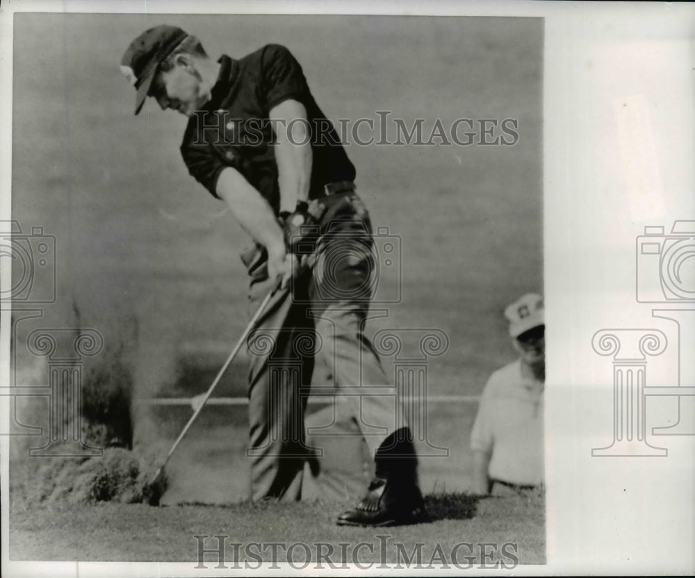 1965 Press Photo Golfer Gene Littler blasts out of sand at Insurance City Open- Historic Images