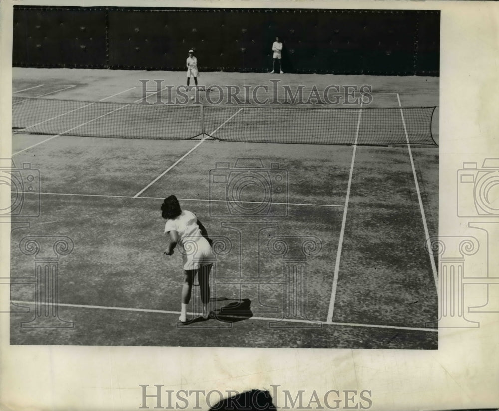 1941 Press Photo Tennis match between Jane Witwer and Anne Barstow in Cleveland - Historic Images