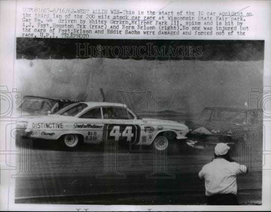 1962 Press Photo West Allis Wisconsin stock car crash by Whitet Gerken - Historic Images