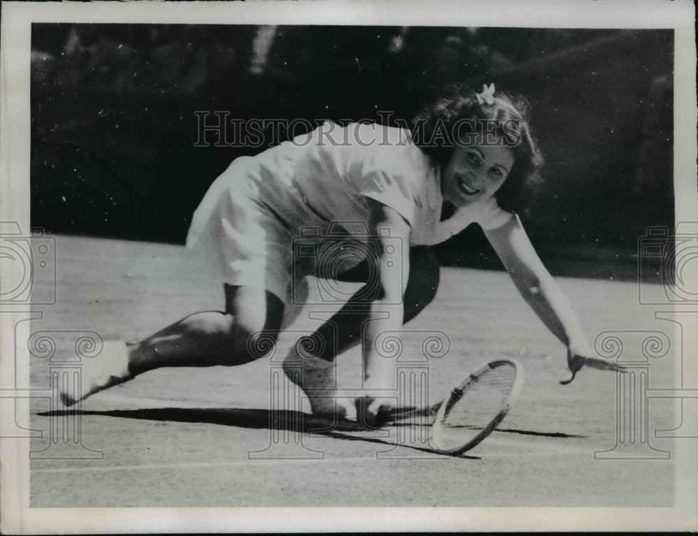 1947 Press Photo Mrs RT Ellis of Britian wins vs Pat Canning at Wimbledon tennis - Historic Images
