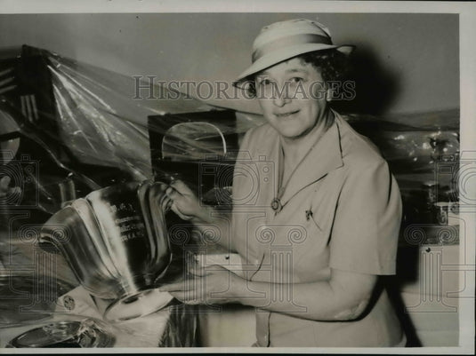 1937 Press Photo Mrs Paul Walker president WWGA with Western Open trophy - Historic Images