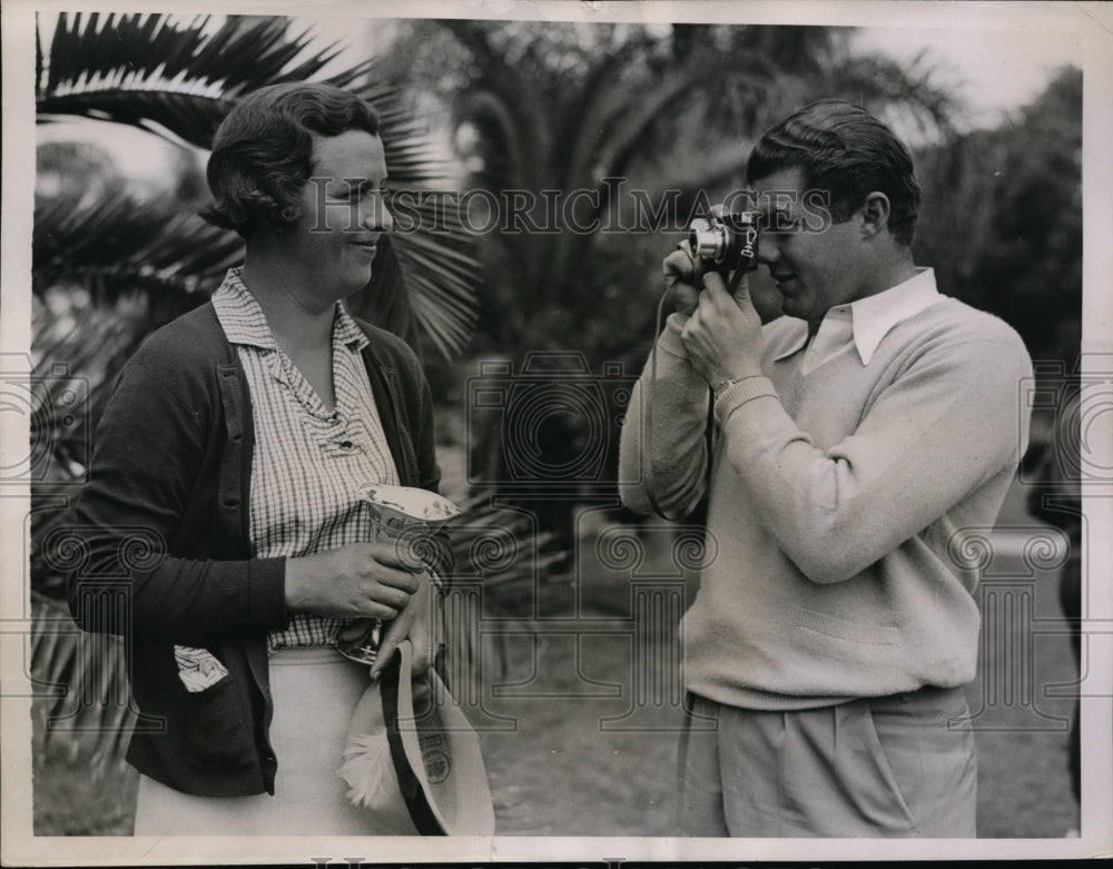 1936 Press Photo Golfer Lawson Little photographs golfer Glenna Collett Vare- Historic Images