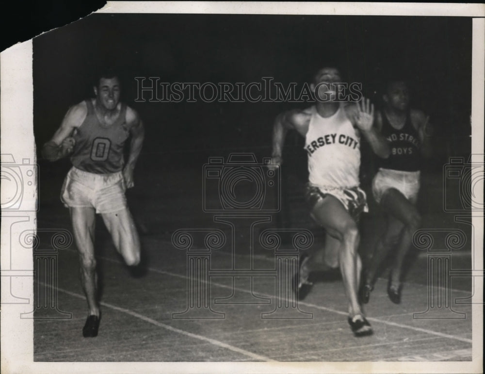 1939 Press Photo Herbert Thompson wins 60 Meter Dash at AAU Games - net25357- Historic Images