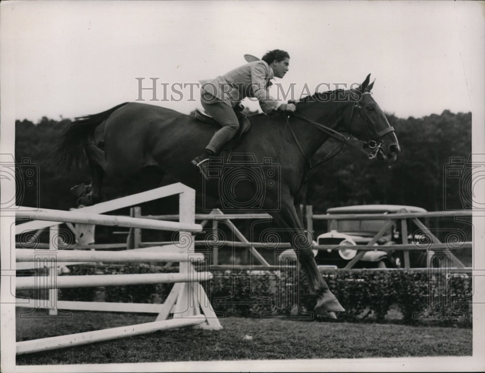 1936 Press Photo Hope Gimbel on Weary River at North Shore horse show in NY- Historic Images