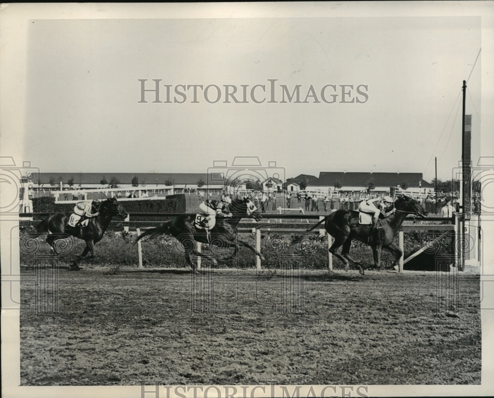 1945 Press Photo D Dodson on Knockdowns at NY&#39;s Aqueduct vs A Bdiou on Revoked - Historic Images