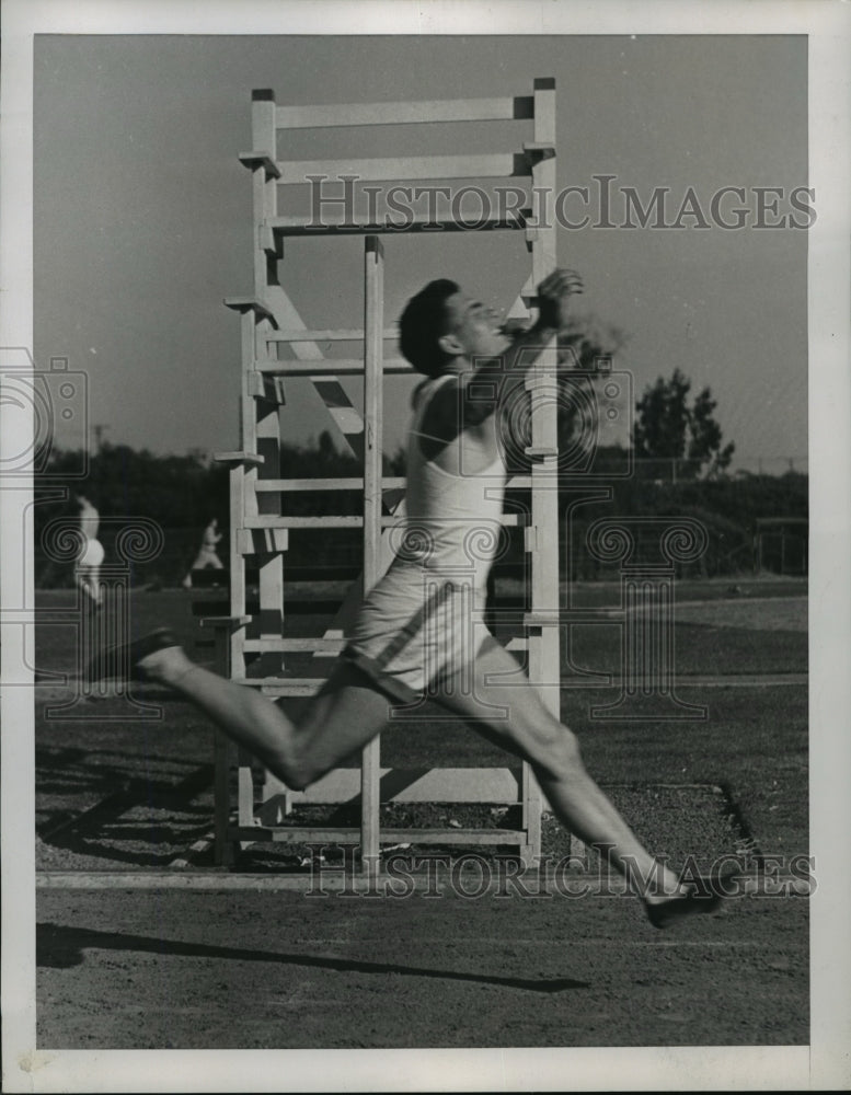 1939 Press Photo Clyde Jeffrey at a track meet ready to race - net26540 - Historic Images