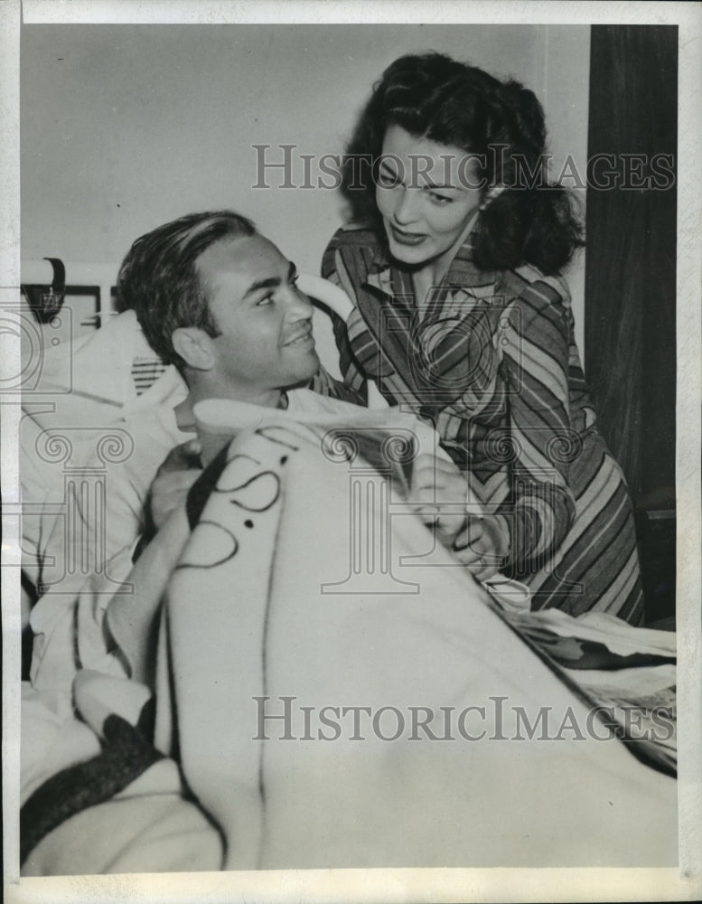 1943 Press Photo Ex boxing champ Cpl Barney Ross & wife as he deals with malaria - Historic Images