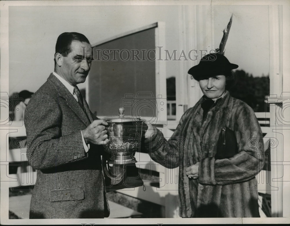 1936 Harold Talbott recieves Gladwood Cup from Mrs Frances Garvin - Historic Images