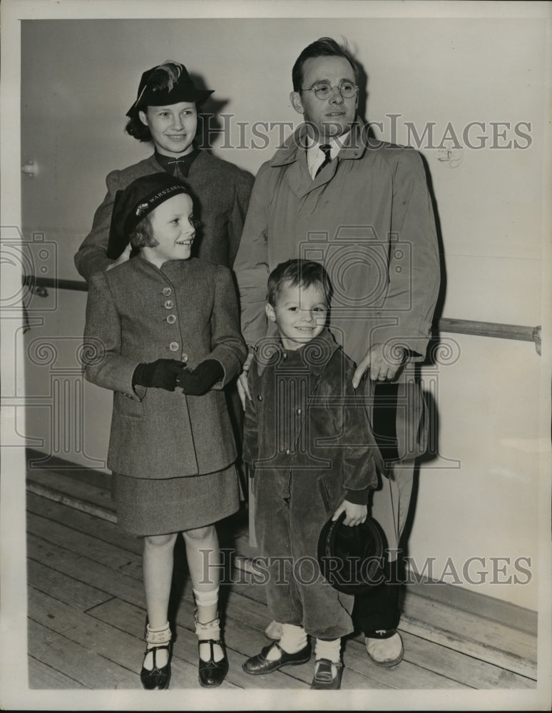 1937 Press Photo Howard W Stepp Princeton swim coach &amp; his family - net27086- Historic Images