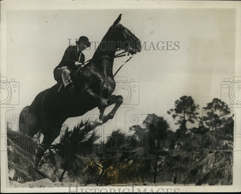 1930 Press Photo Harriet Stuart jumps on mount at Edgewater Gulf show Florida- Historic Images