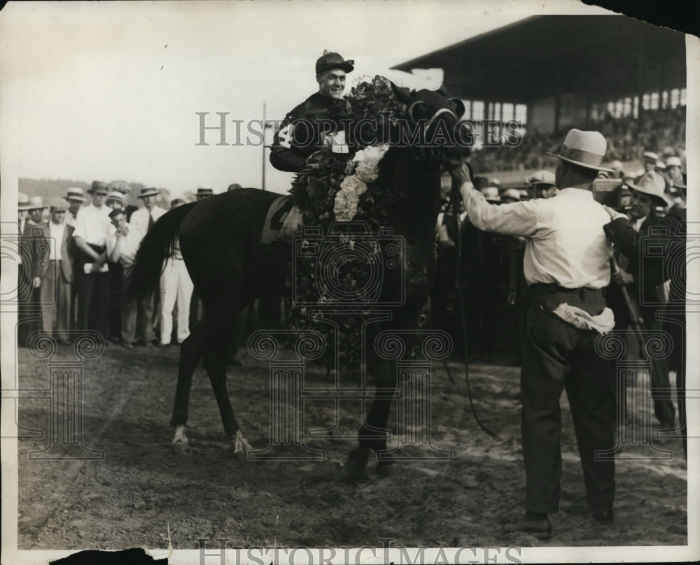 1930 Press Photo Jockey W. Frank on the winning horse at the race tracks- Historic Images