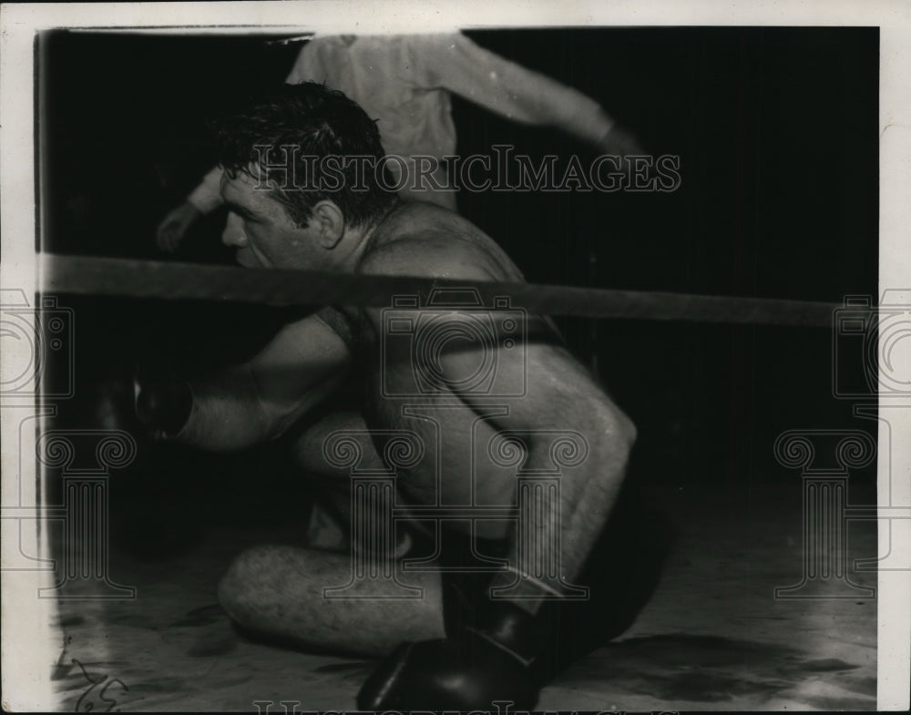 1941 Press Photo Boxer Aoza Simmons knocked to the mat during a bout - net27735- Historic Images