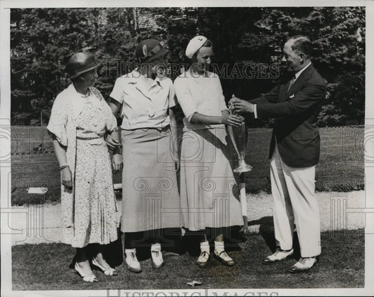 1933 Press Photo Betty Pietsch wins Westchester NY golf trophy from JH Turner - Historic Images