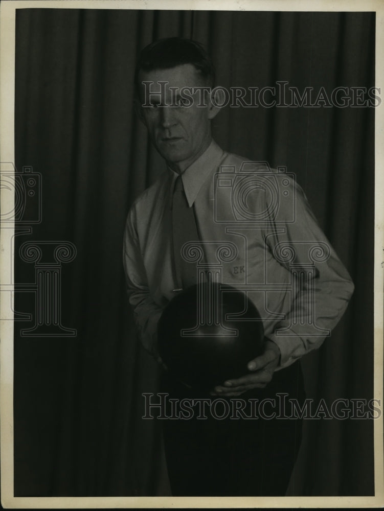 1936 Press Photo Bowler Eddie Koepp demonstrates his technique - net27954 - Historic Images