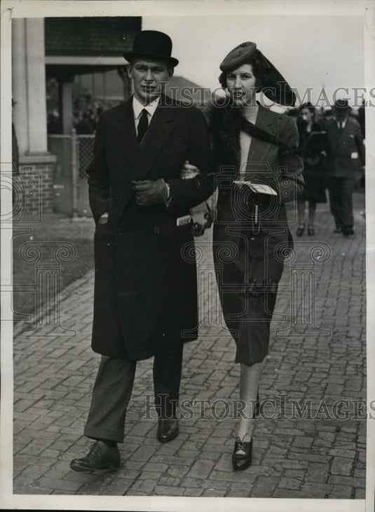 1939 Press Photo Mr and Mrs Charles A Moore at Jamaica horse racing track - Historic Images