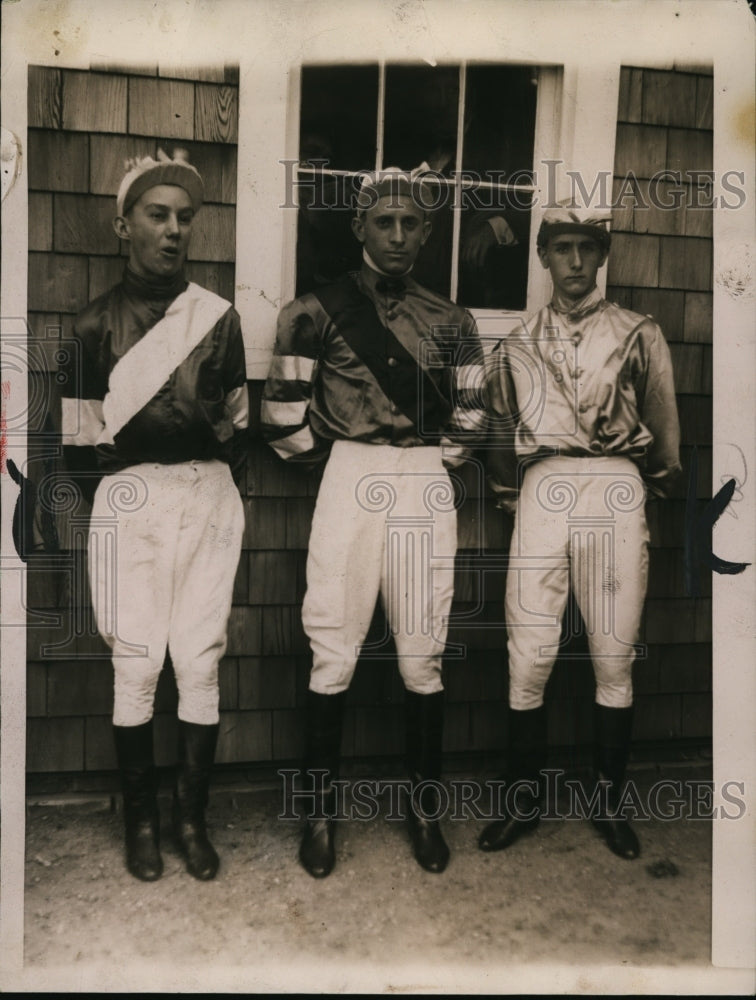1922 Press Photo Jockeys Lang, Morris &amp; Thomas at a track for a race - net28264 - Historic Images
