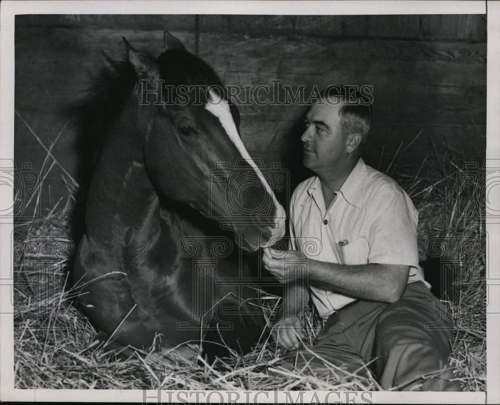 1951 Press Photo Racehorse Mameluhe &amp; his trainer in stables - net28399- Historic Images