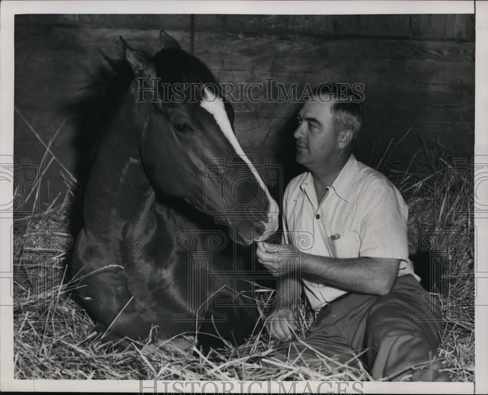 1951 Press Photo Racehorse Mameluhe & his trainer in stables - net28399- Historic Images