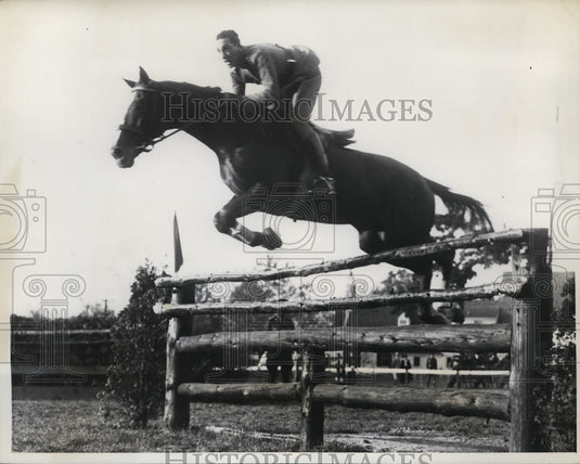 1936 Press Photo Lt Louis Perez of Chilean horse team at International Show NY - Historic Images