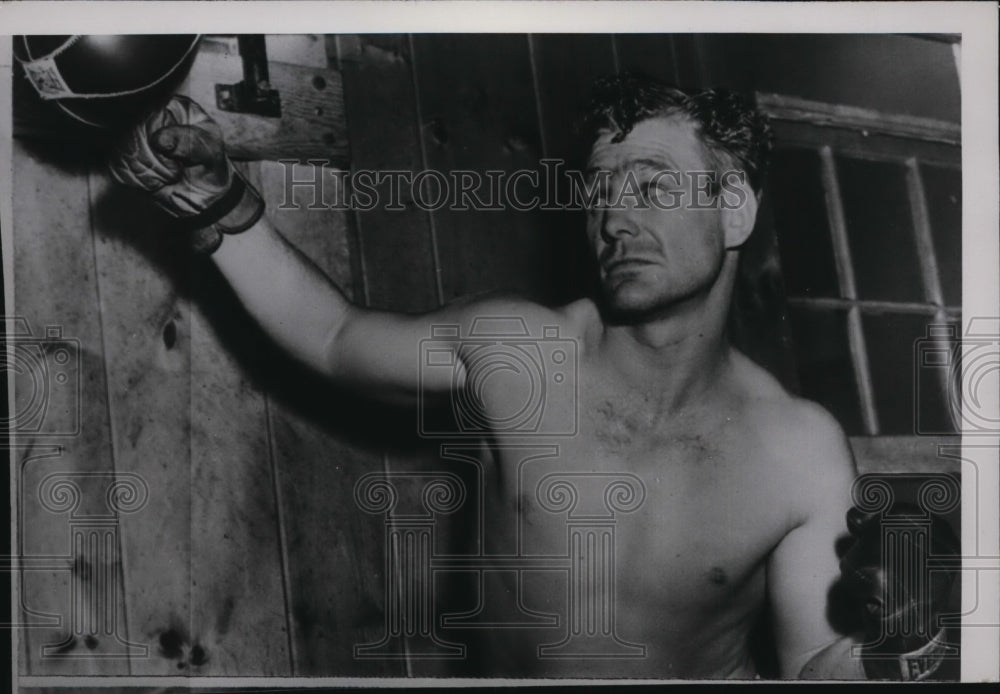 1951 Press Photo Boxer Irish Bob Murphy working out on a speed bag - net28458- Historic Images