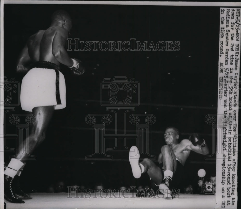 1951 Press Photo James Carter stands victorious over Ike Williams in title bout - Historic Images