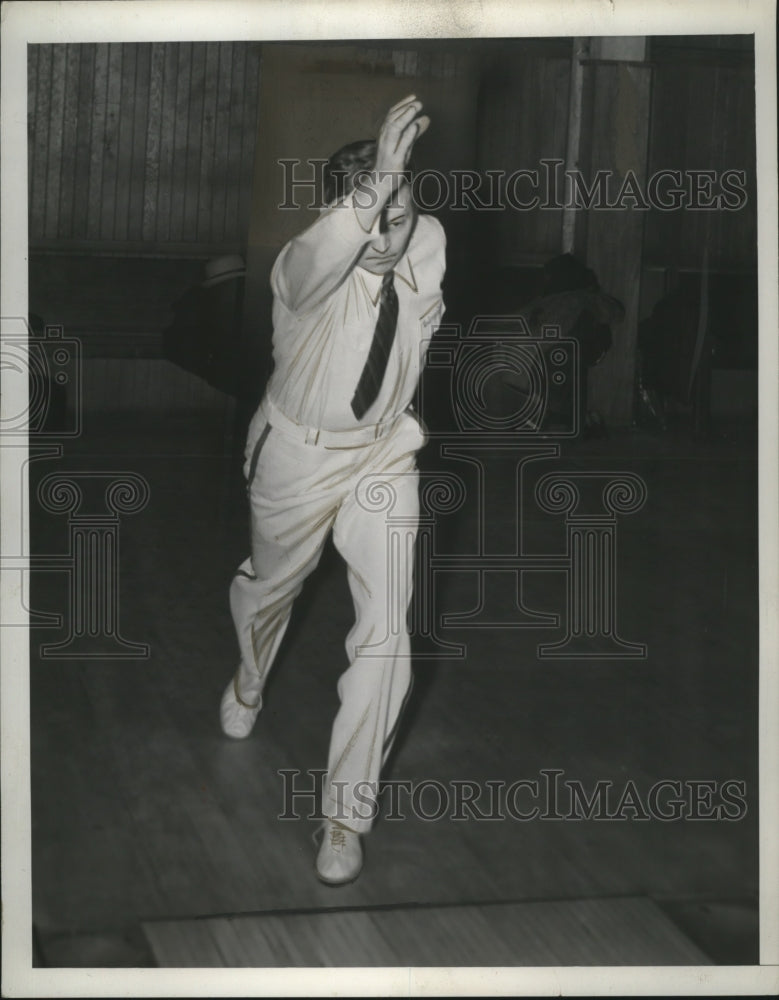1939 Press Photo Bowler Johnny Coimmins demonstrates his delivery - net28851- Historic Images
