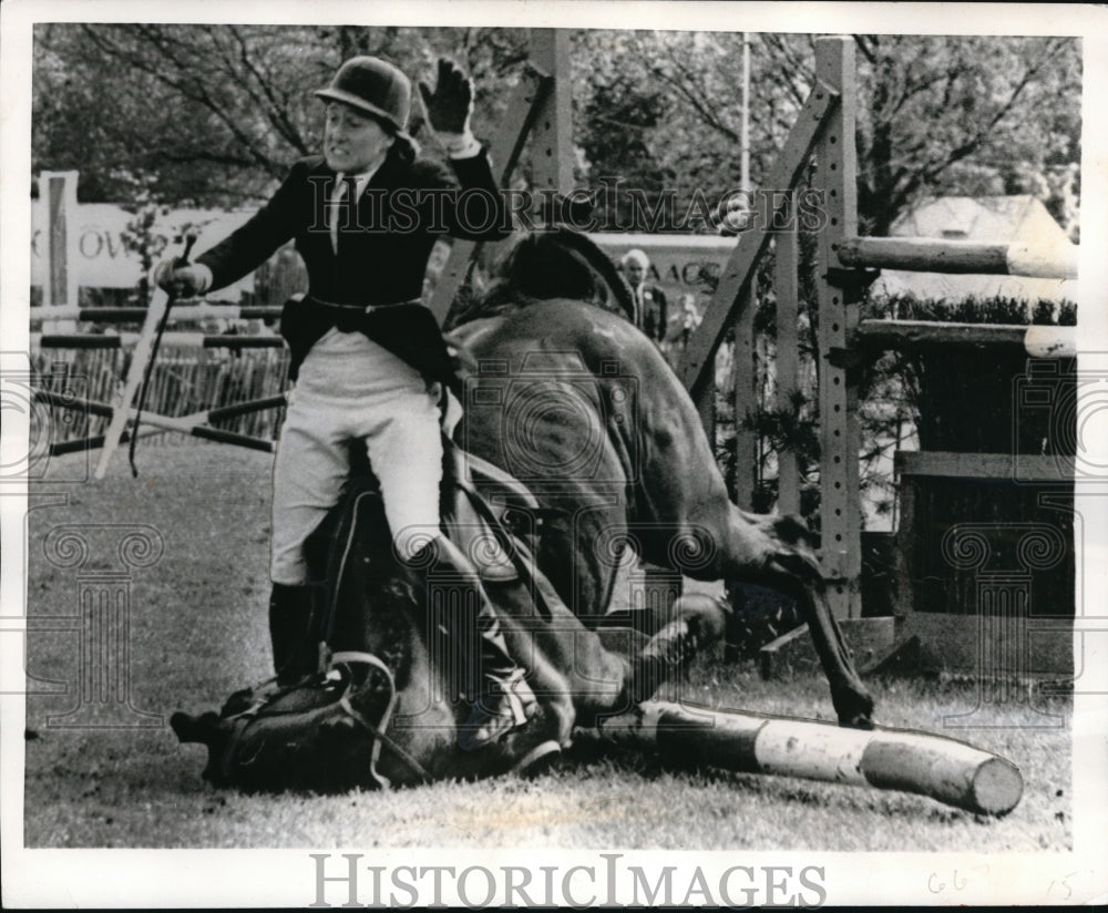 1969 Press Photo Mrs V Barker falls from Brandy Jim at Royal Windsor show - Historic Images