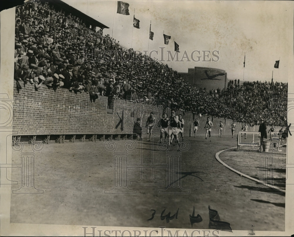 1924 Press Photo Franklin Field crowds at 1/4 mile relay won by Swarkey - Historic Images