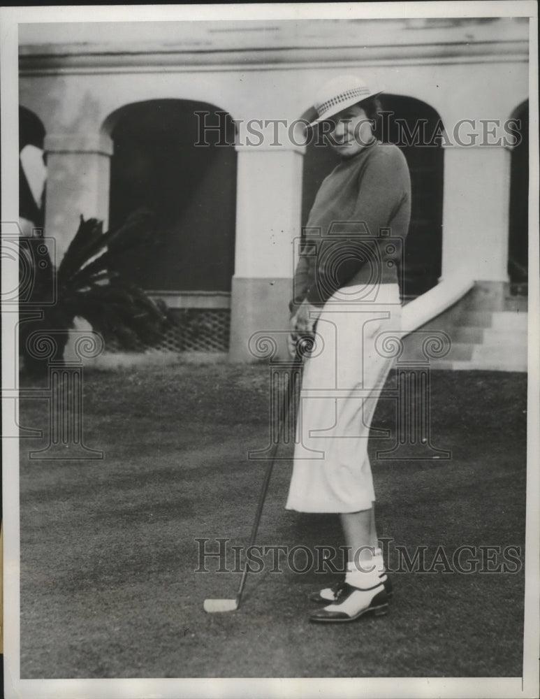 1935 Press Photo Mrs. Edwin Wallace golfing at Belmont Manor, Bermuda- Historic Images