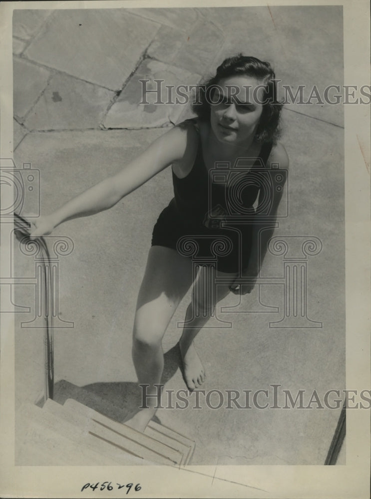 1938 Press Photo Dorothy Evans swimmer at a pool - Historic Images