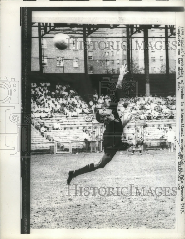 1960 Press Photo Norrkoping of Sweden at international soccer - Historic Images