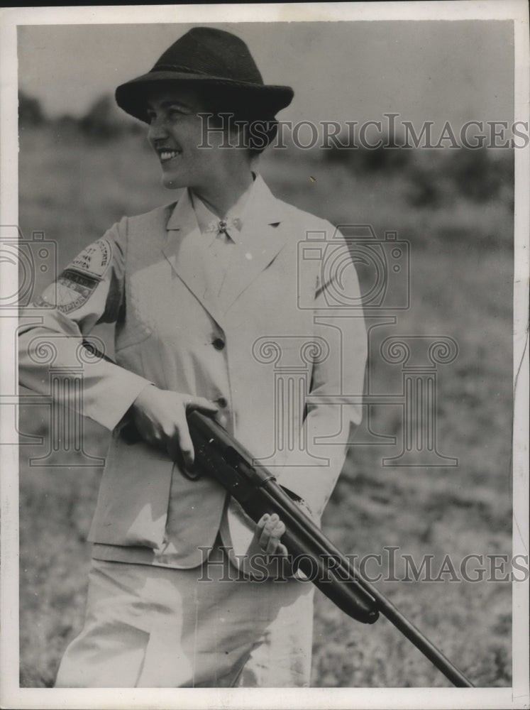 1937 Press Photo Mrs AW Walker of Washington at a shooting match - Historic Images